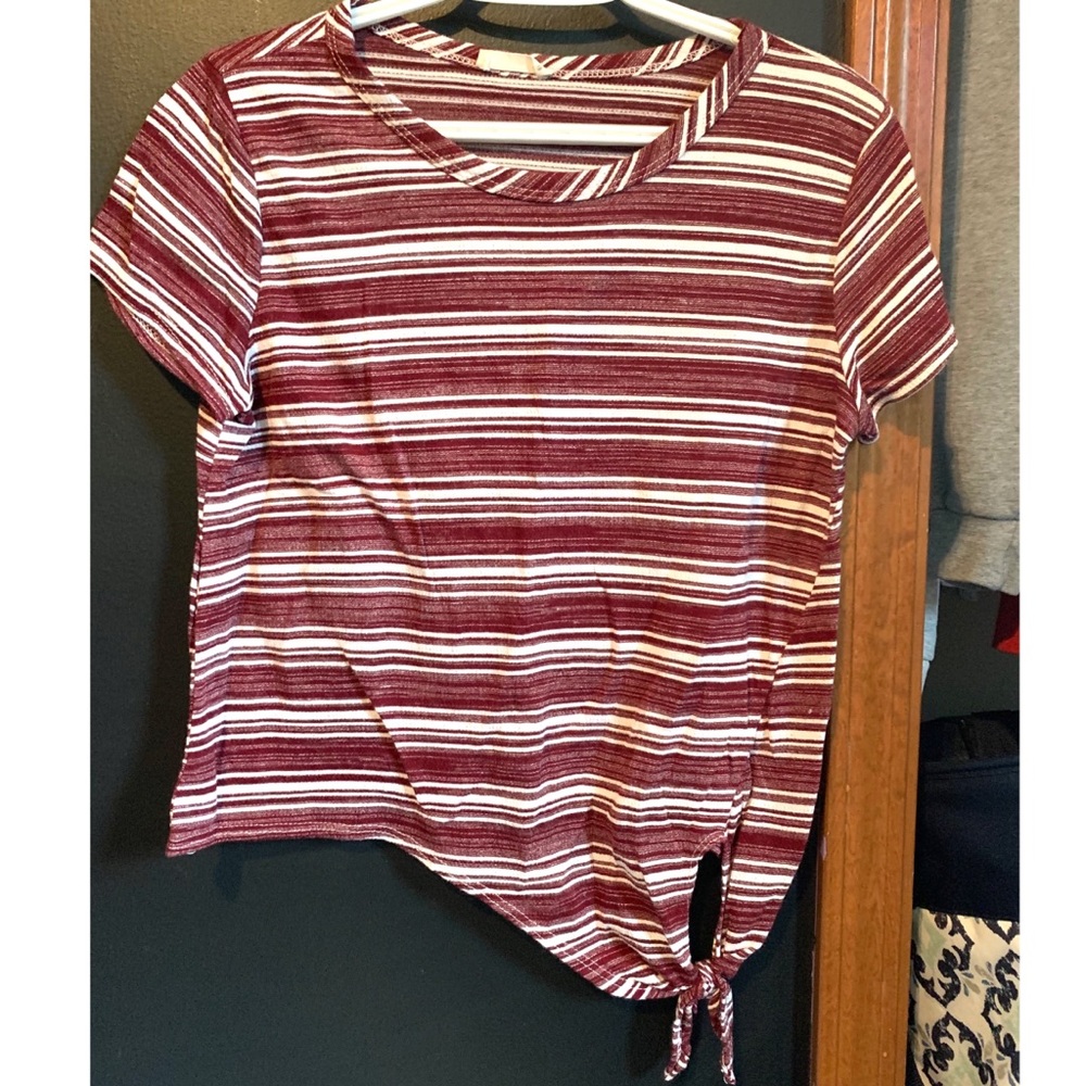 Short sleeved top with a tie at the bottom